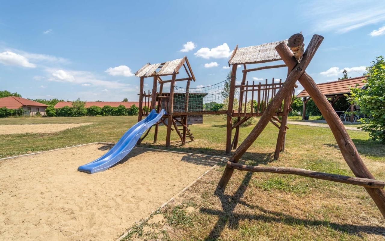 Apartmany Karmon Park Veľký Meder Exteriör bild