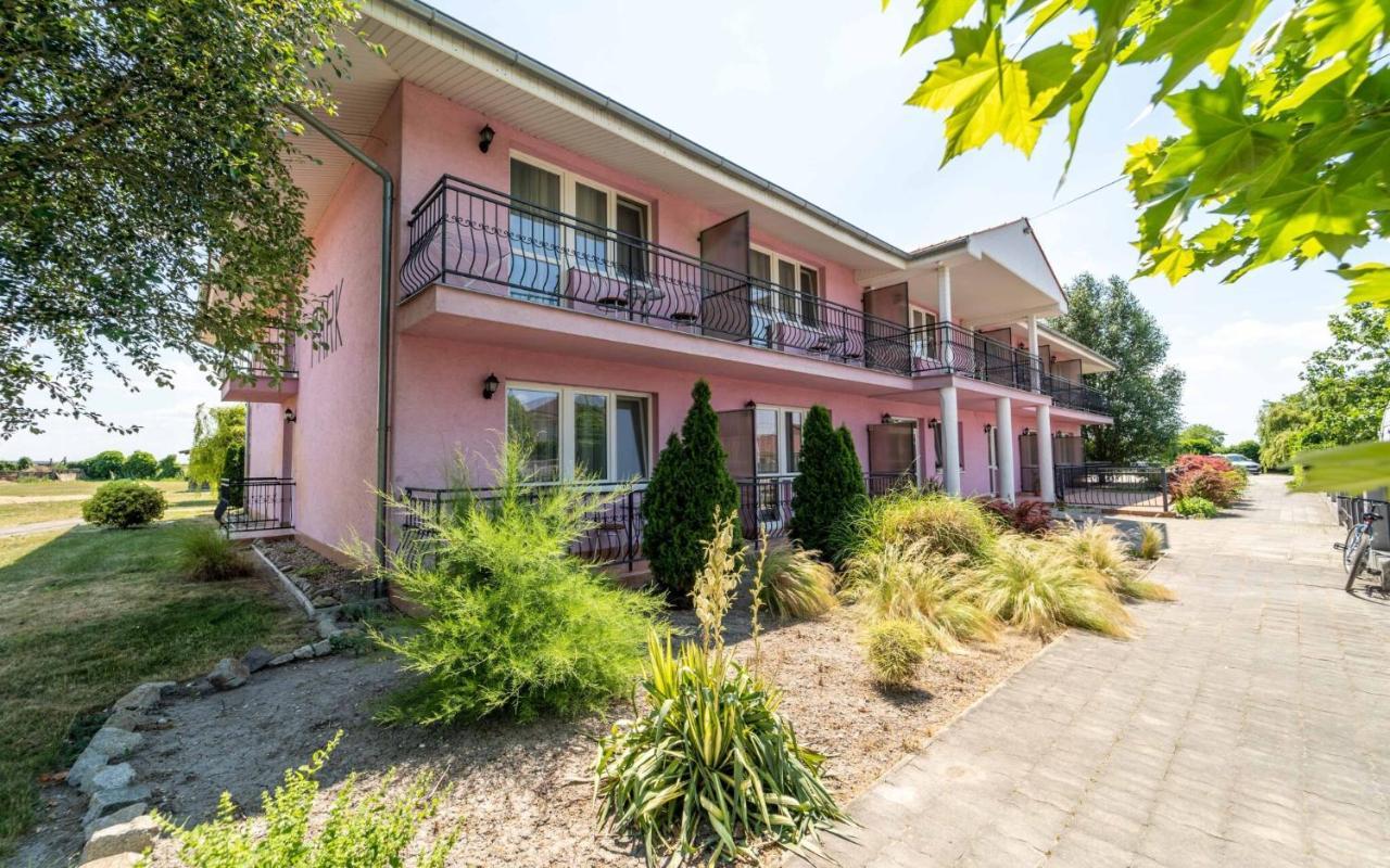Apartmany Karmon Park Veľký Meder Exteriör bild