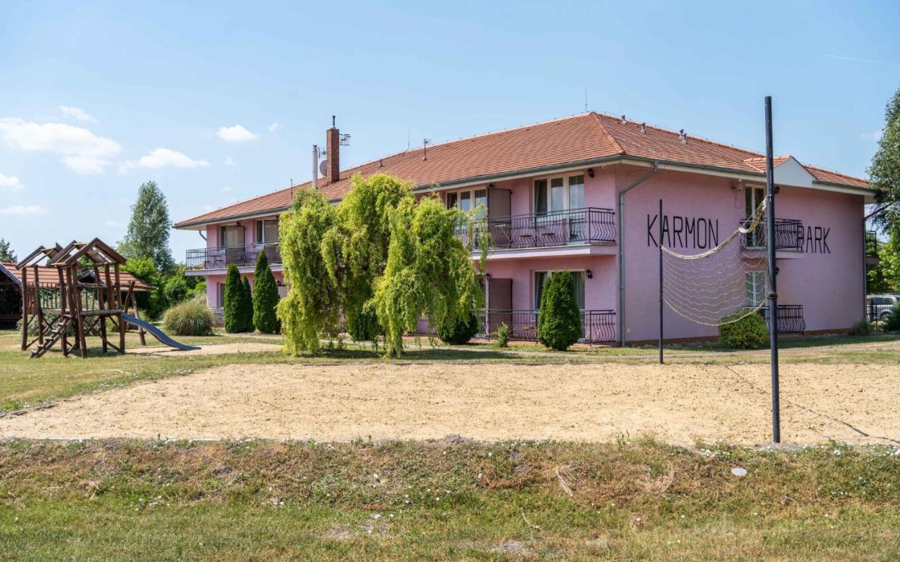 Apartmany Karmon Park Veľký Meder Exteriör bild