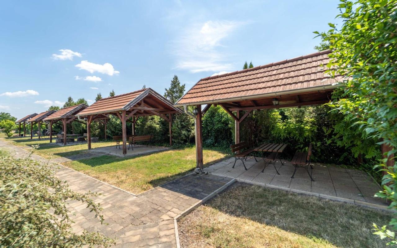 Apartmany Karmon Park Veľký Meder Exteriör bild