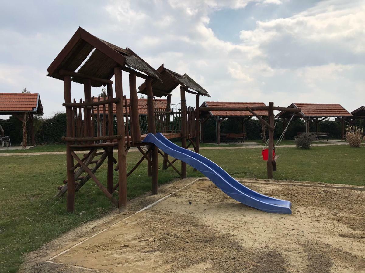 Apartmany Karmon Park Veľký Meder Exteriör bild